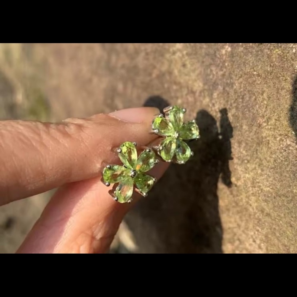 Natural peridot floral earrings on pure silver - Picture 2 of 10